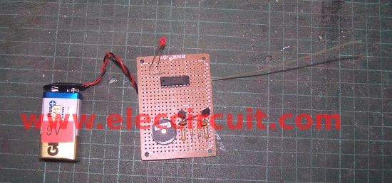 Non-contact AC voltage detector circuit using CD4060