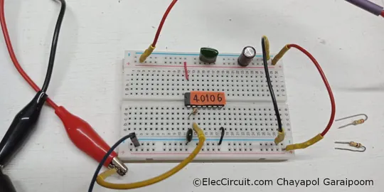 1kHz clock generator circuit using a CD40106 tested on a breadboard